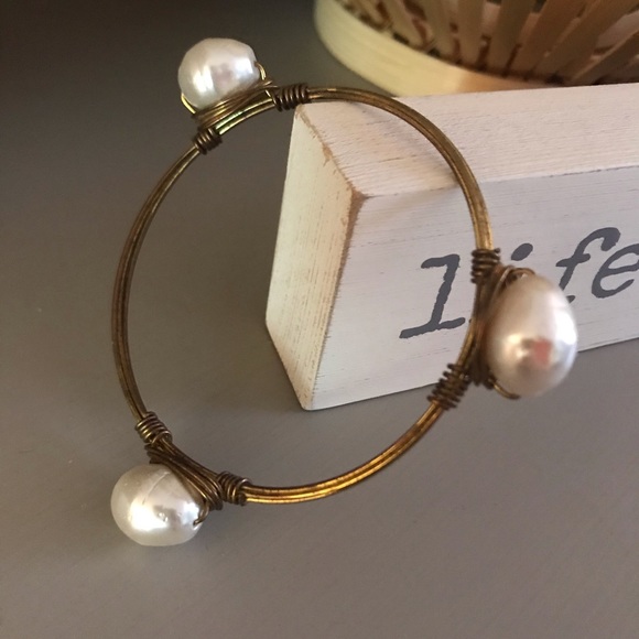 gold bangle with large pearls - Picture 2 of 2